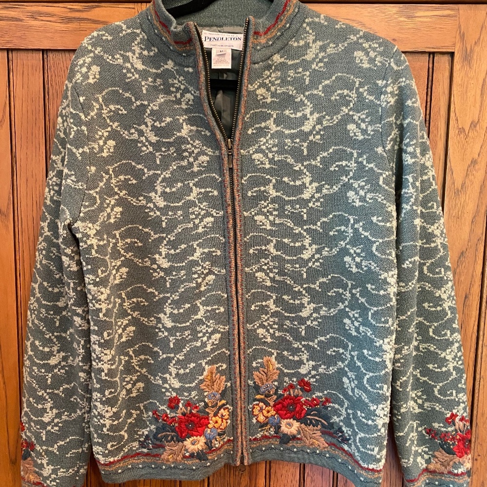 The Pendleton Ladies M Wool Zip Sweater